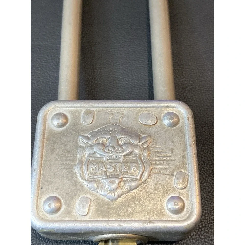 Vintage MASTER LOCK Padlock Lion Face Long Shackle‎ 77 Works w/ Key